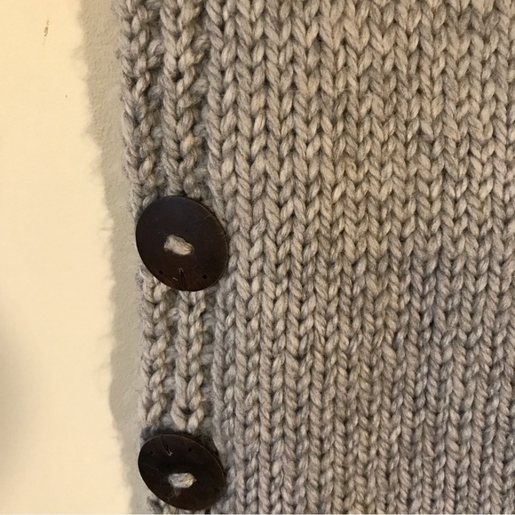 𝅺HAND knit grey sleeveless women’s sweater. Size small. - Picture 4 of 5